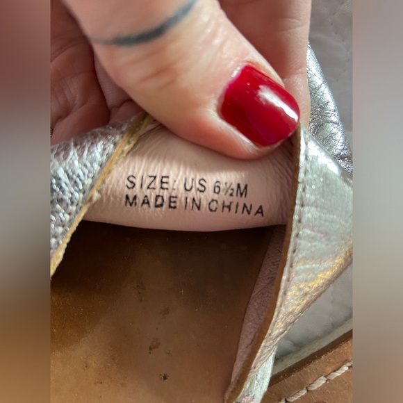 KATE SPADE ♠️ Silver Leather Flats Size 6.5 - Picture 6 of 9